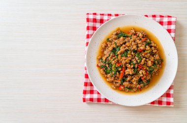 Tayland usulü kızarmış fesleğen, kıymalı ve biberli Tayland usulü.