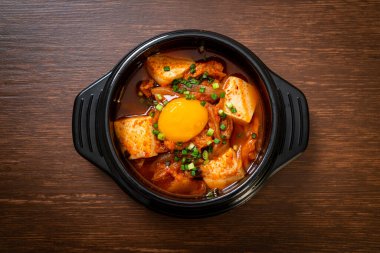 Tofu ve yumurtalı Kimchi Çorbası veya Kore Kimchi Güveci - Kore Yemekleri Geleneksel Tarzı