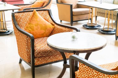 Oda içindeki kanepede güzel yastıklar.