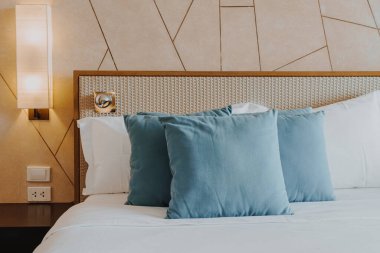 Yatak odasının içinde güzel ve rahat bir yastık dekorasyonu.