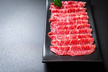 Sukiyaki ve Shabu ya da Yakiniku 'ya servis edilen mermer dokulu taze et.
