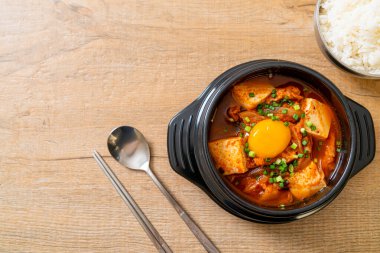Tofu ve yumurtalı Kimchi Çorbası veya Kore Kimchi Güveci - Kore Yemekleri Geleneksel Tarzı