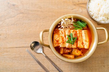 Tofu ve yumurtalı Kimchi Çorbası veya Kore Kimchi Güveci - Kore Yemekleri Geleneksel Tarzı