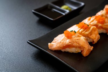 Japon usulü ızgara somon suşisi.