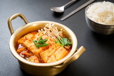 Tofu ve yumurtalı Kimchi Çorbası veya Kore Kimchi Güveci - Kore Yemekleri Geleneksel Tarzı
