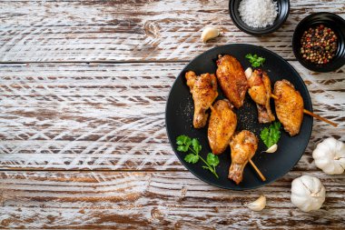 Biber ve sarımsaklı ızgara tavuk kanadı.