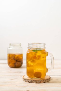 Buzlu ve naneli Çin eriği suyu.