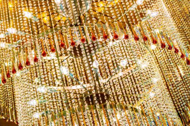 Yakın plan güzel ve lüks avize ışığı