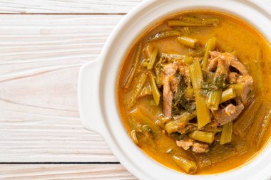 Sabah ihtişamıyla Tayland usulü domuz eti.