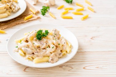 İtalyan usulü mantarlı makarna ve krema sosu.