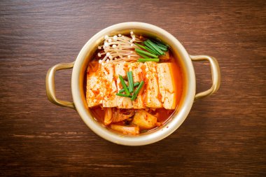 Tofu ve yumurtalı Kimchi Çorbası veya Kore Kimchi Güveci - Kore Yemekleri Geleneksel Tarzı