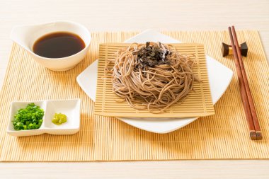 Soğuk karabuğday sobalı erişte veya zaru ramen Japon yemek tarzı.