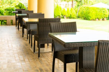 boş teras masası ve sandalye