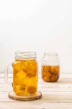 Buzlu ve naneli Çin eriği suyu.