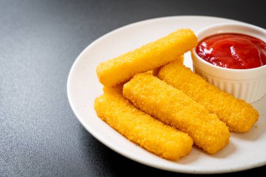 Kızarmış balık kroket ve ketçaplı ekmek kırıntıları.