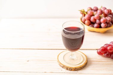 Ahşap zemin üzerinde taze üzüm suyu