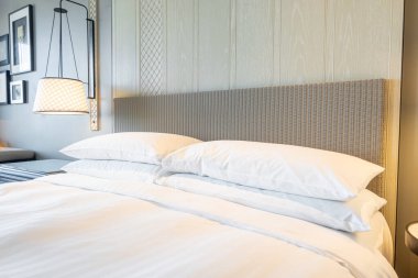 Beyaz yastıklar yatak odasının iç tarafında.