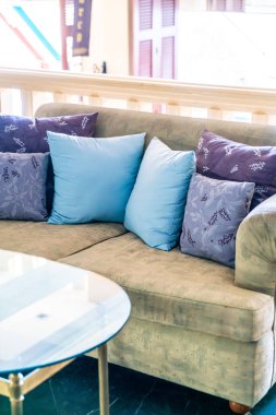 Kanepede rahat yastıklar.