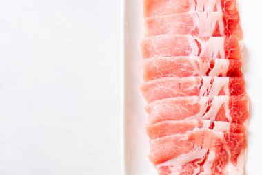 Dilimlenmiş taze domuz filetosu.