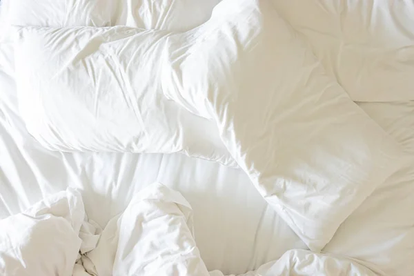 Грязная Кровать Белая Подушка Одеялом Кровати Застелена — стоковое фото