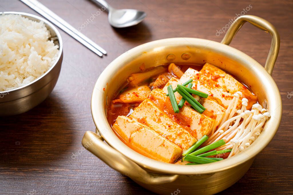 Sopa de kimchi con tofu y huevo o estofado de kimchi coreano Estilo