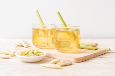 Ahşap arka planda buzlu limon suyu