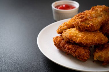 Ketçaplı kızarmış tavuk kanadı - sağlıksız yemek.