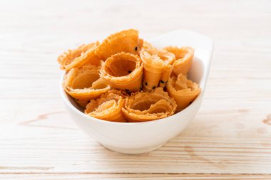 Çıtır hindistan cevizi rulosu (Asya atıştırması) masada.