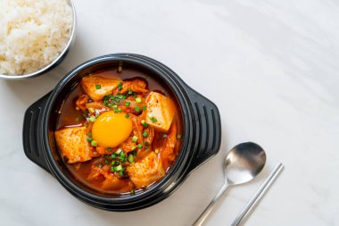 Tofu ve yumurtalı Kimchi Çorbası veya Kore Kimchi Güveci - Kore Yemekleri Geleneksel Tarzı