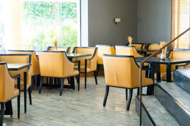 Kafe restoranında boş yemek masası.