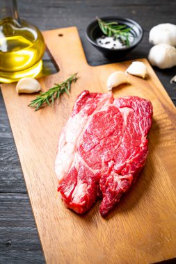 Taze çiğ biftek veya çiğ et.