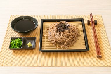Soğuk karabuğday sobalı erişte veya zaru ramen Japon yemek tarzı.