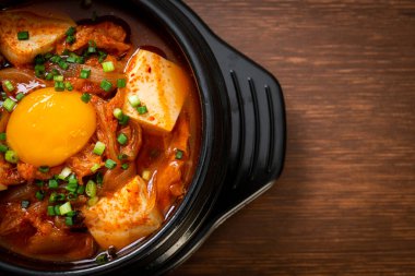 Tofu ve yumurtalı Kimchi Çorbası veya Kore Kimchi Güveci - Kore Yemekleri Geleneksel Tarzı