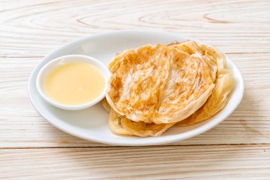 Tatlandırılmış yoğunlaştırılmış süt (tatlı) ile roti - Müslüman yemek tarzı