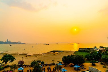 Pattaya ufuk çizgisi plajı ve okyanus denizi Tayland 'da gün batımı