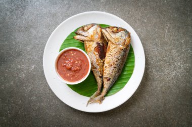 Baharatlı karides soslu kızarmış uskumru balığı, Tayland usulü.