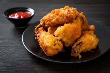 Ketçaplı kızarmış tavuk kanadı - sağlıksız yemek.