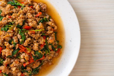 Tayland usulü kızarmış fesleğen, kıymalı ve biberli Tayland usulü.