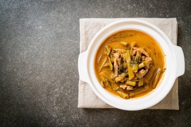 Sabah ihtişamıyla Tayland usulü domuz eti.