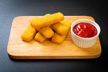 Kızarmış balık kroket ve ketçap.