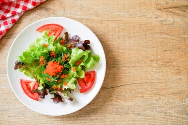 Japon yosunu ve karides yumurtalı sebze salatası - sağlıklı ve vejetaryen yemek tarzı