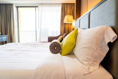 Otel odasındaki yatakta rahat yastık süslemesi