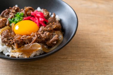 Biftek dilimlenmiş pirinçli yumurta (GYUU-DON) - Japon yemek tarzı