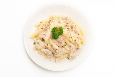 Beyaz arka planda izole edilmiş mantarlı makarna krema sosu.