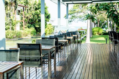 Kafe restoranında boş yemek masası ve sandalye.