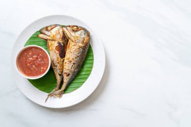 Baharatlı karides soslu kızarmış uskumru balığı, Tayland usulü.