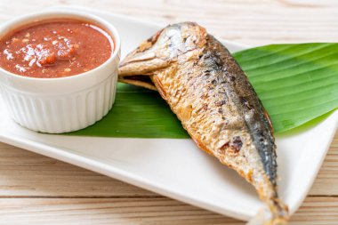 Baharatlı karides soslu kızarmış uskumru balığı, Tayland usulü.