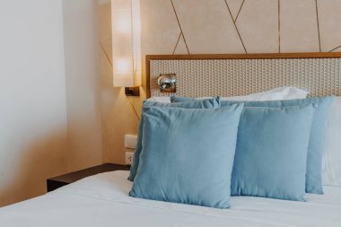 Yatak odasının içinde güzel ve rahat bir yastık dekorasyonu.