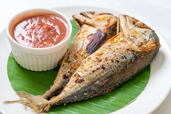 Ikan Makarel Goreng Dengan Saus Pasta Udang Pedas Gaya Makanan — Stok Foto