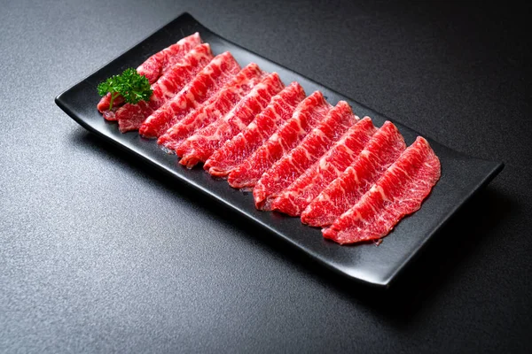 Carne Fresca Crua Fatiada Com Textura Marmorizada Servida Para Sukiyaki — Fotografia de Stock